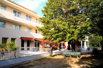 Cour intérieure avec jardin abre et bancs en ehpad à Marseille, Résidence Mazargues