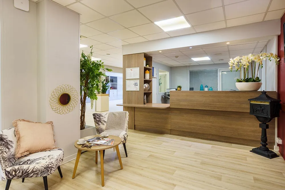 Salle d'acceuil réception design épuré en bois, cocooning et cozy Midi à Cannes-la-Bocca