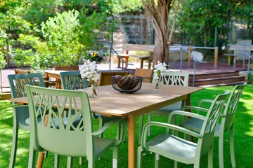 Table de jardin en bois et chaises vertes en maison de retraite à Marseille, Résidence Les Sèolanes