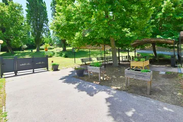 Cour intérieure et jardin jardin forêt à Marseille en ehpad, Résidence Les Sèolanes
