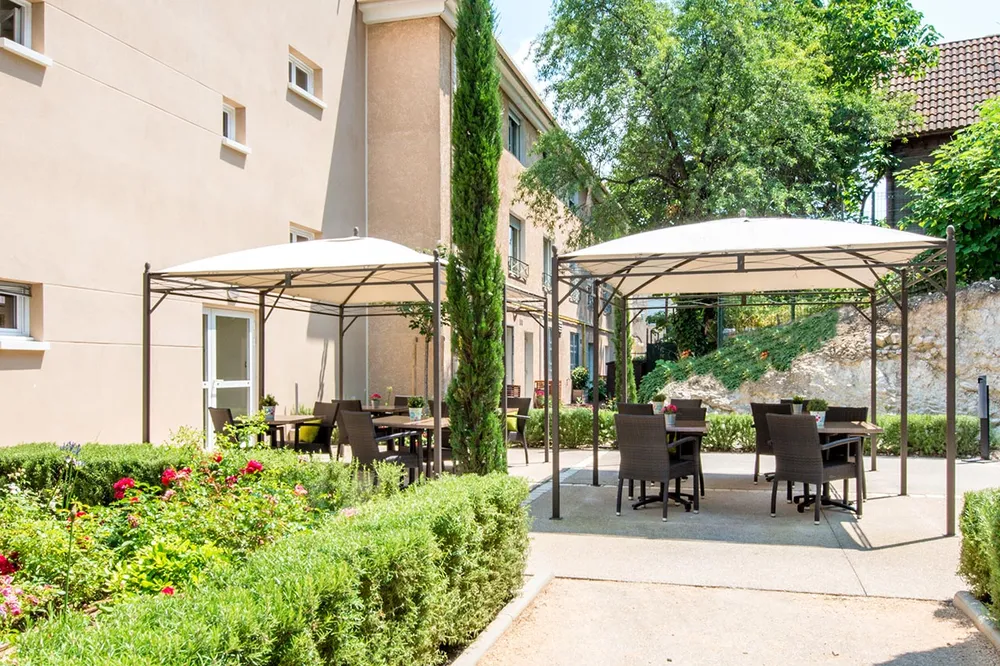 Espace repas extérieur sous tonnelles jardin Résidence Médicis à Marseille