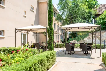 Espace repas extérieur sous tonnelles jardin Résidence Médicis à Marseille