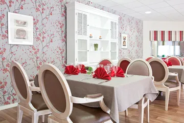 Salle de dîner thème gris et rouge, tables napées et décorés lumineuse avec mirroir