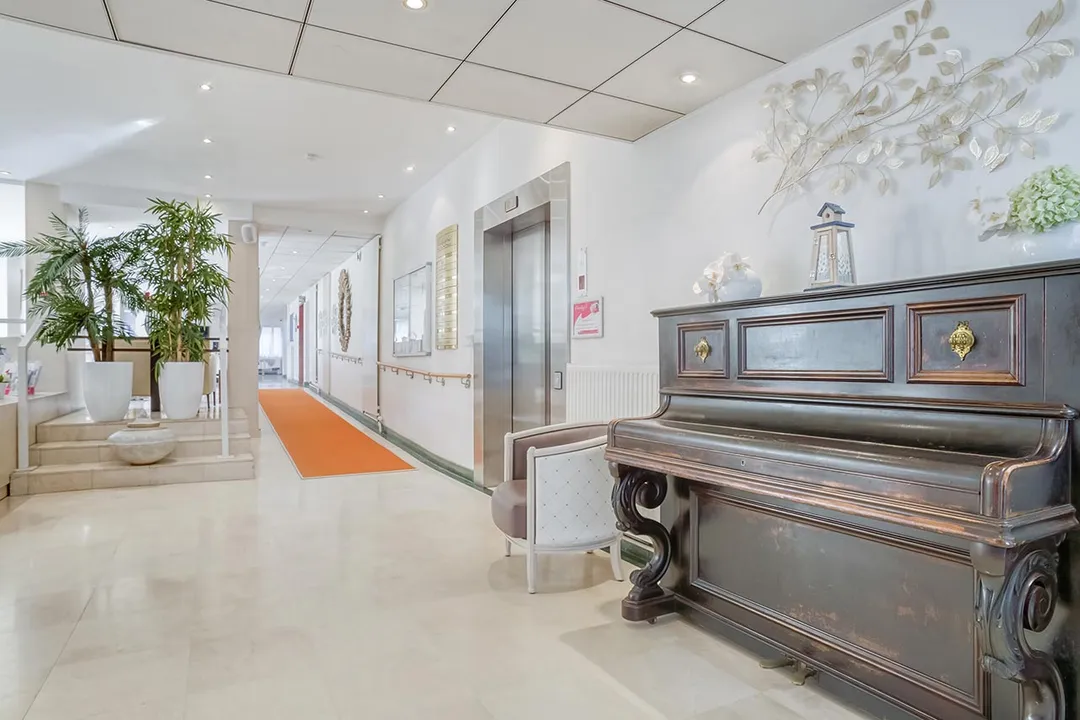 Couloir avec un piano vintage à l'ehpad les Marines à Asnières