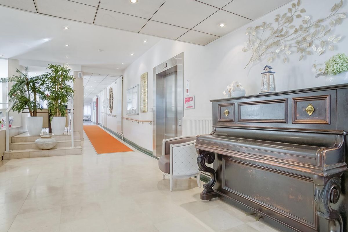 Couloir avec un piano vintage à l'ehpad les Marines à Asnières