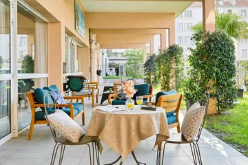 Jardin avec tables et chaises dressés pour se restaurer en ehpad à Marseille, Résidence Horizon Bleu
