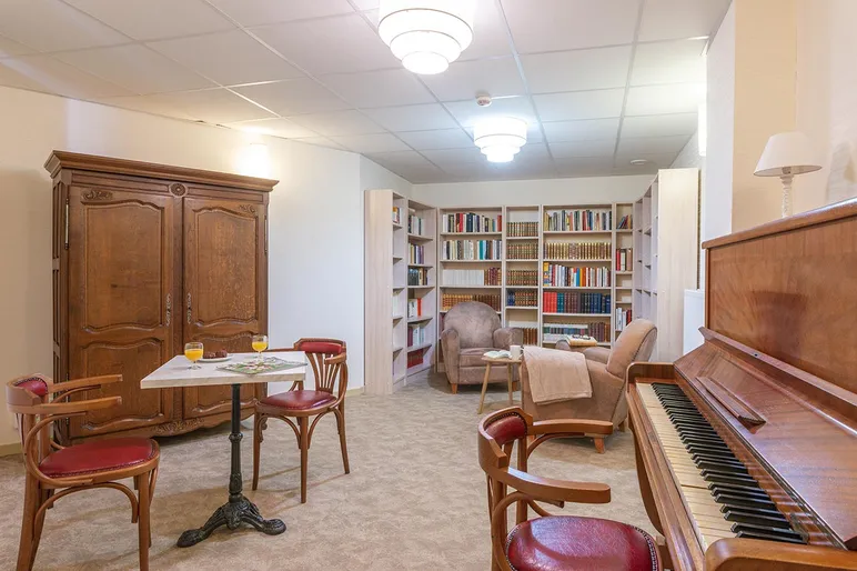 Bibliothèque salle de repos et divertissement avec piano vintage chaleureuse