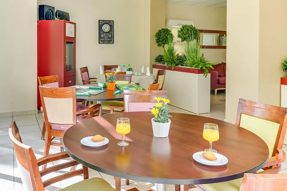 salle à manger lumineuse maison retraite meudon, domusvi ehpad résidence du parc, tables te chaises en bois