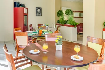 salle à manger lumineuse maison retraite meudon, domusvi ehpad résidence du parc, tables te chaises en bois