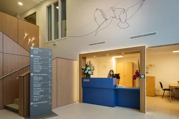 salle de reception grand hauteur sous plafond bureau bleu mur blanc dessin oiseau art et lumineuse