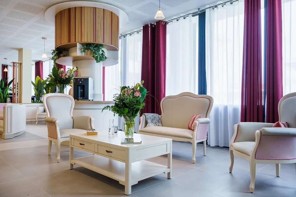 Fauteils gris et blanc vintage luxe avec table bois bas blanc et grande fenetre rideaux prenium, architecure hotel luxe plantes décoration