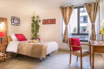 chambre maison retraite Résidence Les Issambres à Paris lumineuse décorée