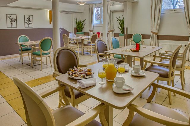 Salle de jeux et gouter, pause pour maison de retraite Médicis à Sartrouville thème biege et marron