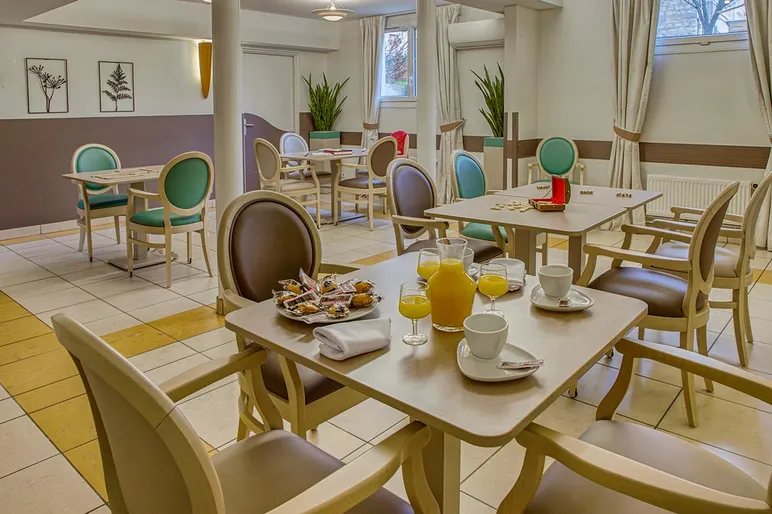 Salle de jeux et gouter, pause pour maison de retraite Médicis à Sartrouville thème biege et marron