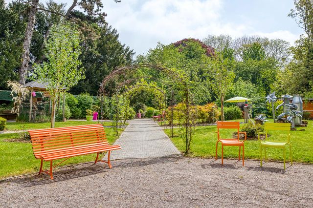 Jardin botannique banc et chaises en fer avec nature en ehpad à Crouy-En-Thelle, Résidence Les Cèdres