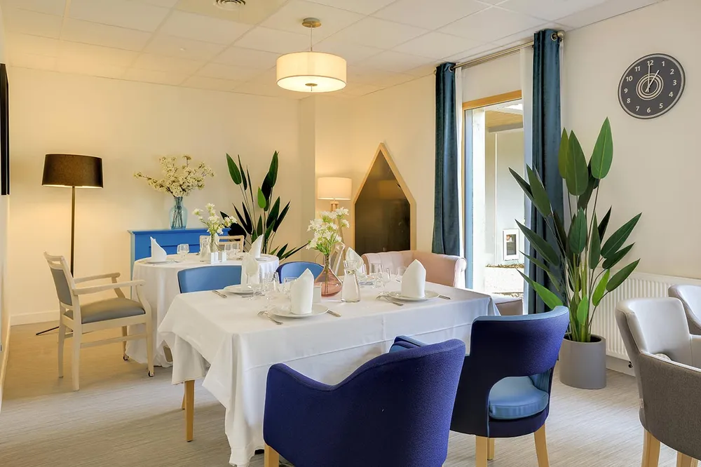Maison retraite Jardins l'Aunette Chamant salle restaurant décorée lumineux sobre thème bleu
