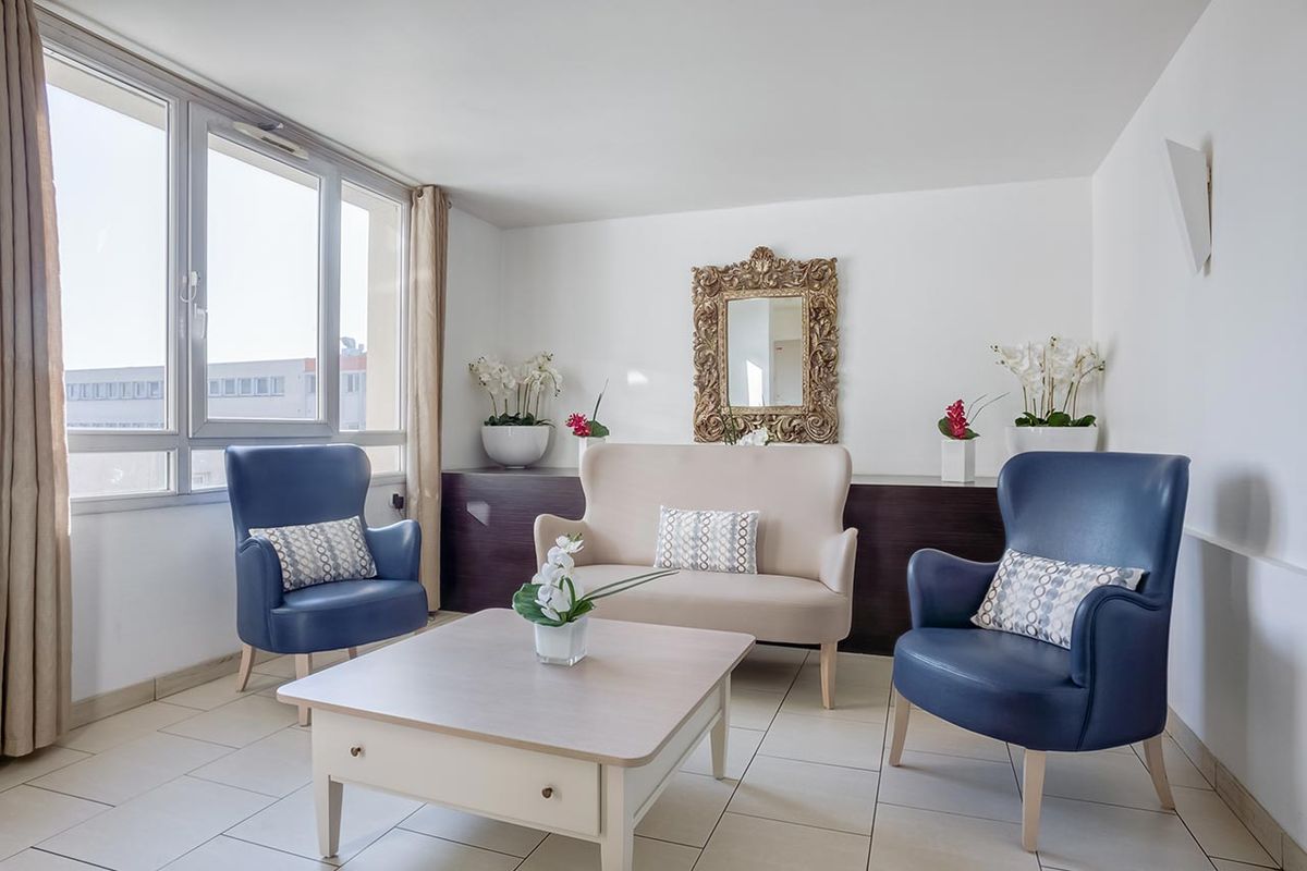 Salon cozy avec chaises et fauteuil et mobilier, maison de retraite à Asnières