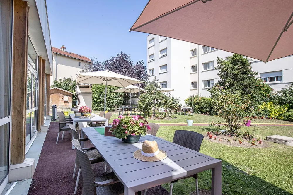 Espace extérieur convivial pour les résidents de l’EHPAD Villa Caroline de Gennevilliers