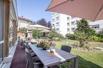 Espace extérieur convivial pour les résidents de l’EHPAD Villa Caroline de Gennevilliers