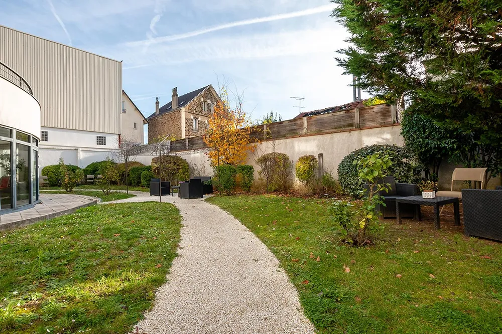 Chaussée jardin pelouse gravier, maison médicalisée à Vanves, Résidence Médicis