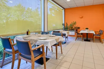 Salle à manger lumineuse et spacieuse en maison de retraite à Marseille, Saint-Anne