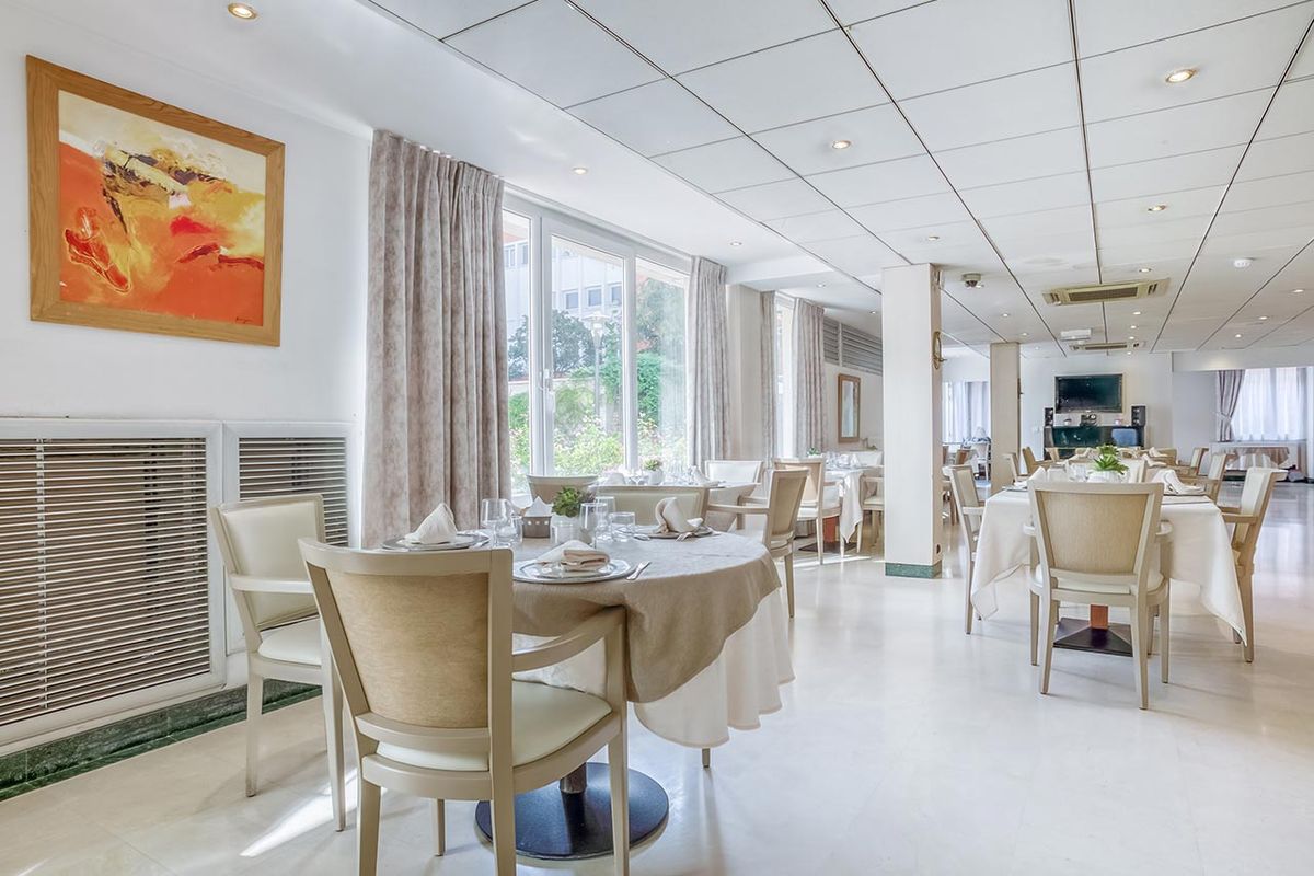 Salle de restaurant lumineuse et moderne avec tables dressées à l'ehpad les marines