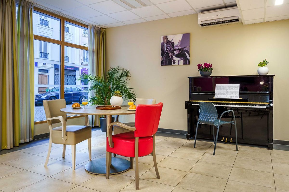 Salon Résidence Ornano à Paris avec piano et clim lumineuse