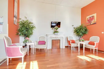 Salle de thé thème rose orange avec exposition soleil lumienuse chaleureuse décorée