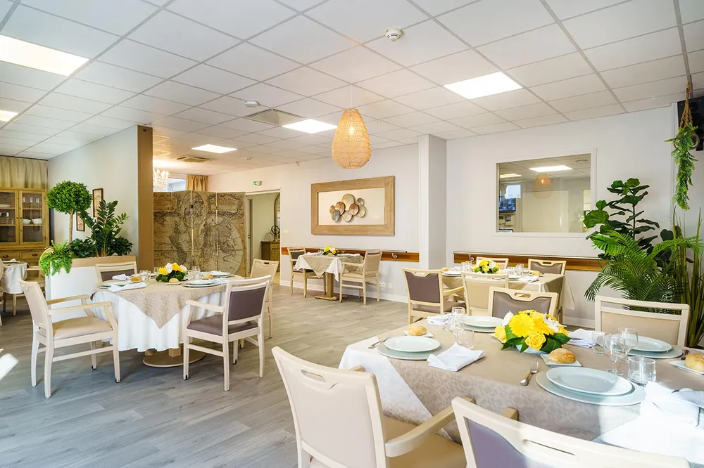 Salle de restauration blanc, avec thème beige et blanc, tables napées et décorées
