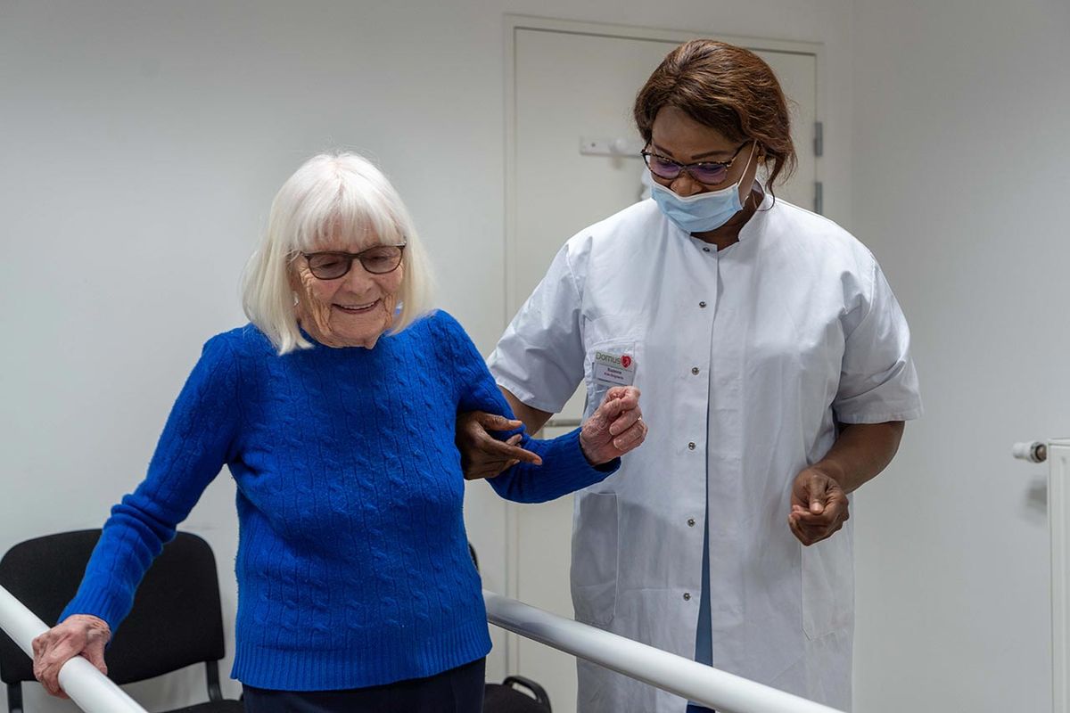 Femme senior exercice physique avec aide soignante Résidence Ornano à Paris