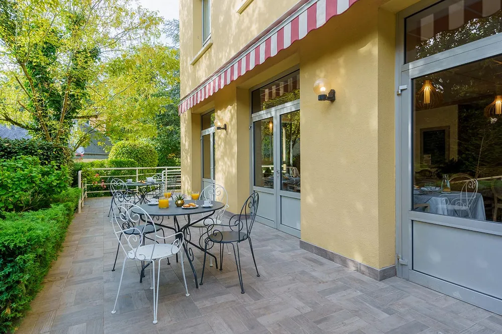 Balcons et terrasses pavillon avec salon jardin buissons arbres garches, maison retraite domusvi résidence isis