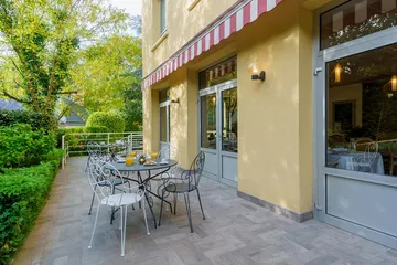Balcons et terrasses pavillon avec salon jardin buissons arbres garches, maison retraite domusvi résidence isis