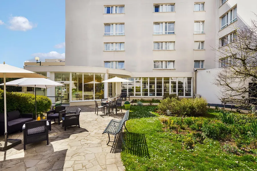 Résidence Les Jardins d'Epinay facade batiment moderne jardin gazon fauteil repos soleil parasol parterre décoré