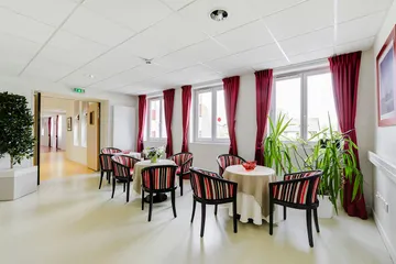 Salle de détente commune avec vue sur jardin à Crouy-en-Thelle, Résidence Les Cèdres