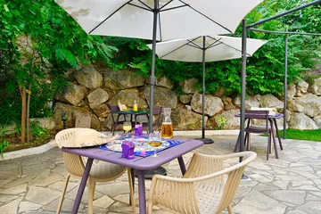 Tables et parasols en terrasse en maison de retraite alzheimer à Marseille, Résidence Marguerite