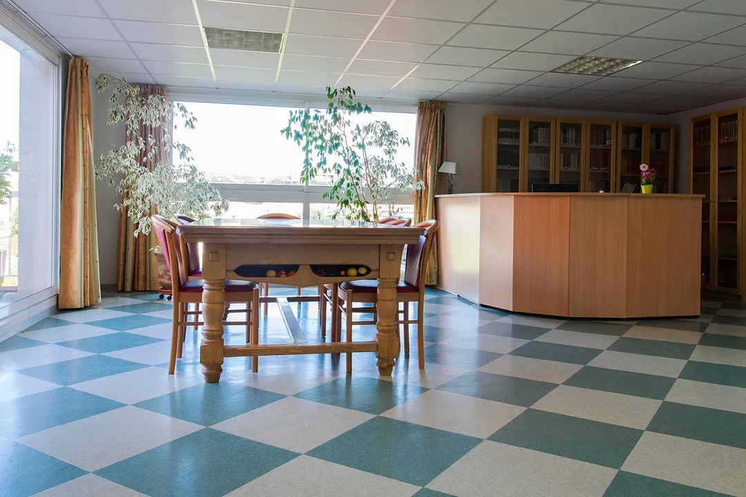 Salle commune de la maison de retraite La Maison Ensoleillée à Abeilhan