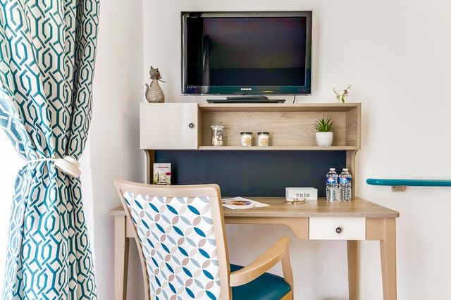 Bureau bien rangé avec chaise à motif, télévision et objet de décoration, Résidence Palmeraie Nice