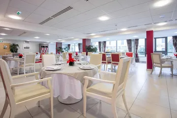 Salle à manger grande, spacieuse et lumineuse en  ehpad à Garches, Résidence de l'Empereur