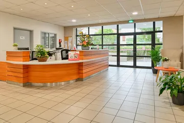 Accueil beige et carrelage en ehpad à Marseille, Résidence Marseillane