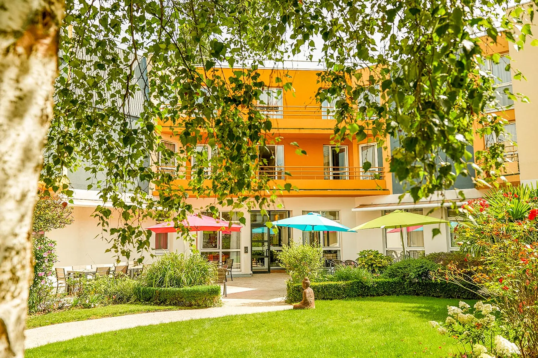 facade maison de retraite jaune parasols multicolores jardin cour avant à chatenay malabry, résidence jean-rostand