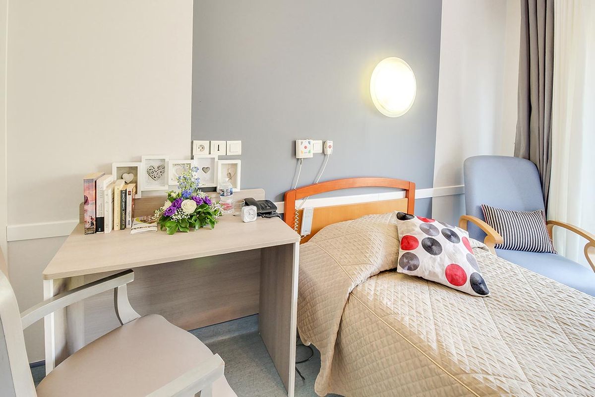 Chambre avec bureau décoré, lit et chaises, maison de retraite bleu soleil à nice