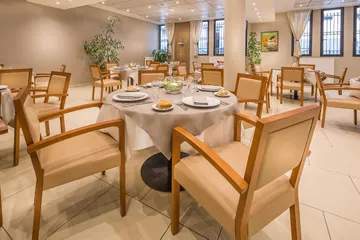 salle de restauration thème beige tables rondes Résidence Les Issambres à Paris