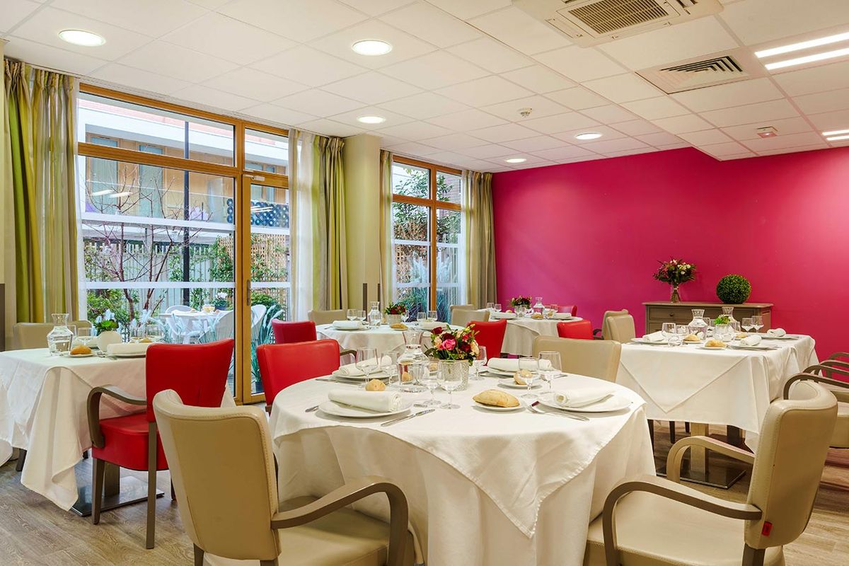 Salle de restauration lumineuse avec baie vitrée Résidence Ornano à Paris