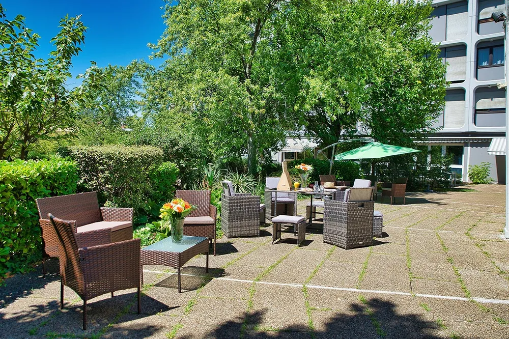 Terrasse en jardin avec vue sur forêt maison de retraite à Lyon, Résidence de la Rotonde