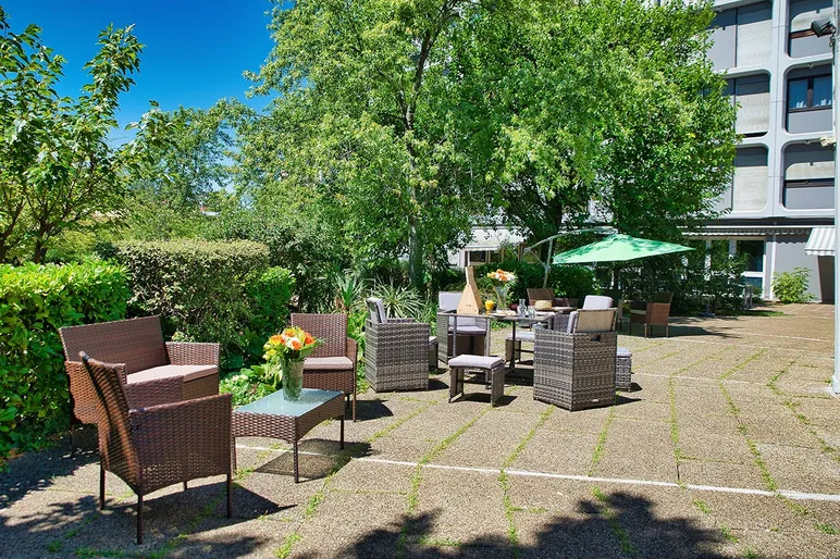Terrasse en jardin avec vue sur forêt maison de retraite à Lyon, Résidence de la Rotonde