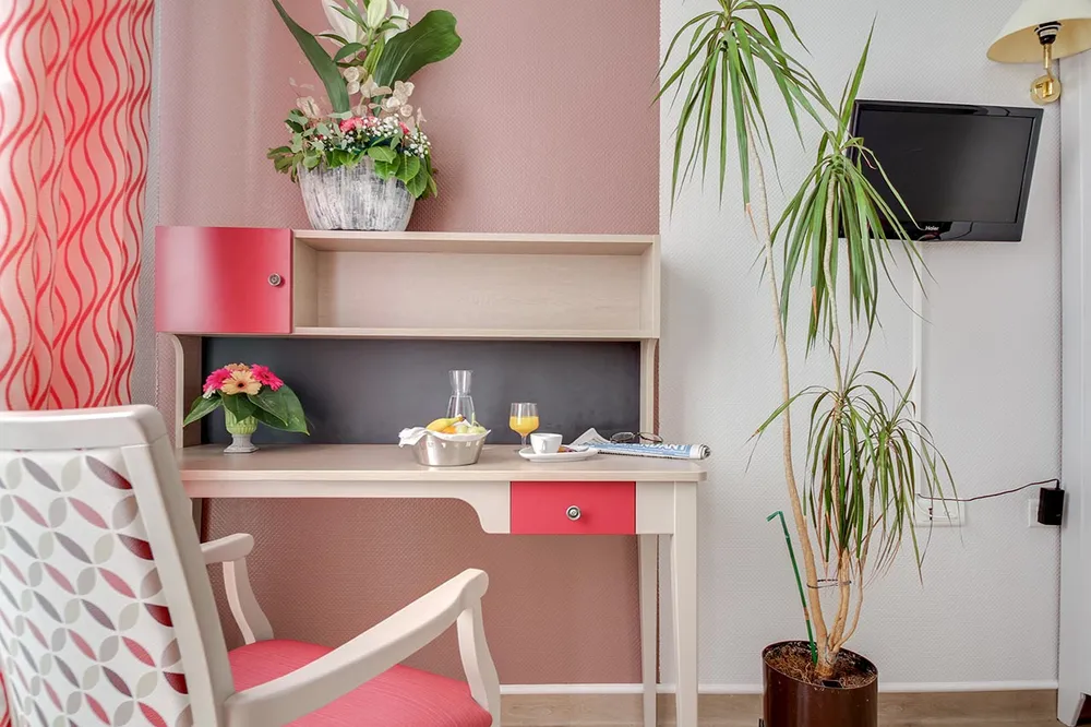 Bureau chambre Résidence Sainte-Eugénie à Le-Soler avec plante