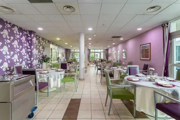 Salle à manger ehpad murs violets et chaises vertes à Marseille, Résidence Longchamp