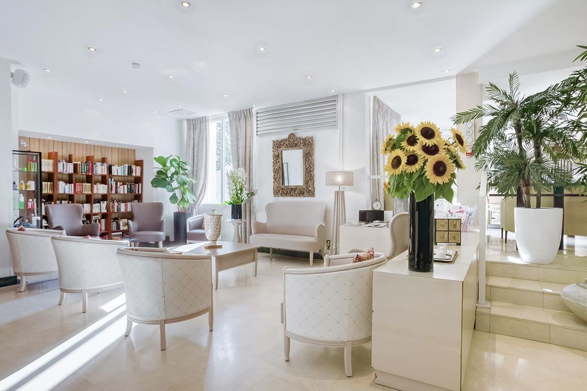 Salon lumineux et élégant avec des meubles blancs, Résidence Marines à Asnières