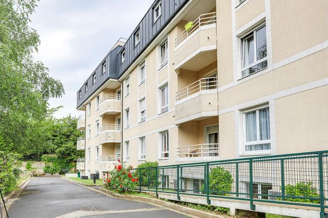 facade extérieur arrière maison de retraite Médicis à Sartrouville beige et balcons avec roseraie