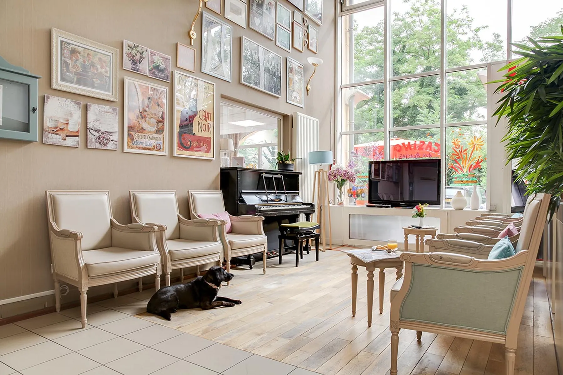 salon de détente lumineux avec piano et chaises, ehpad les jardins des accacias